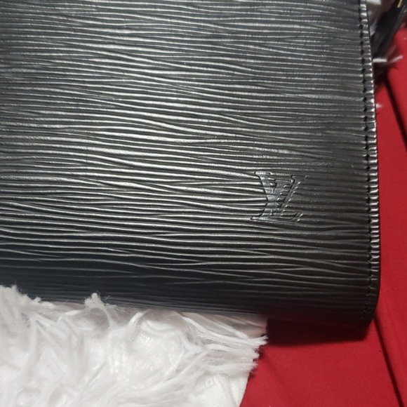 Louis Vuitton - Picture 3 of 4